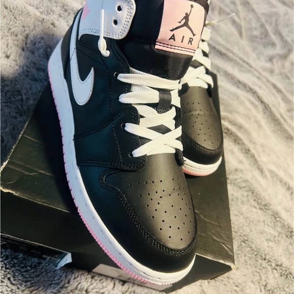 Nike Air Jordan 1 Mid Black/Artic Pink - Picture 3 of 3